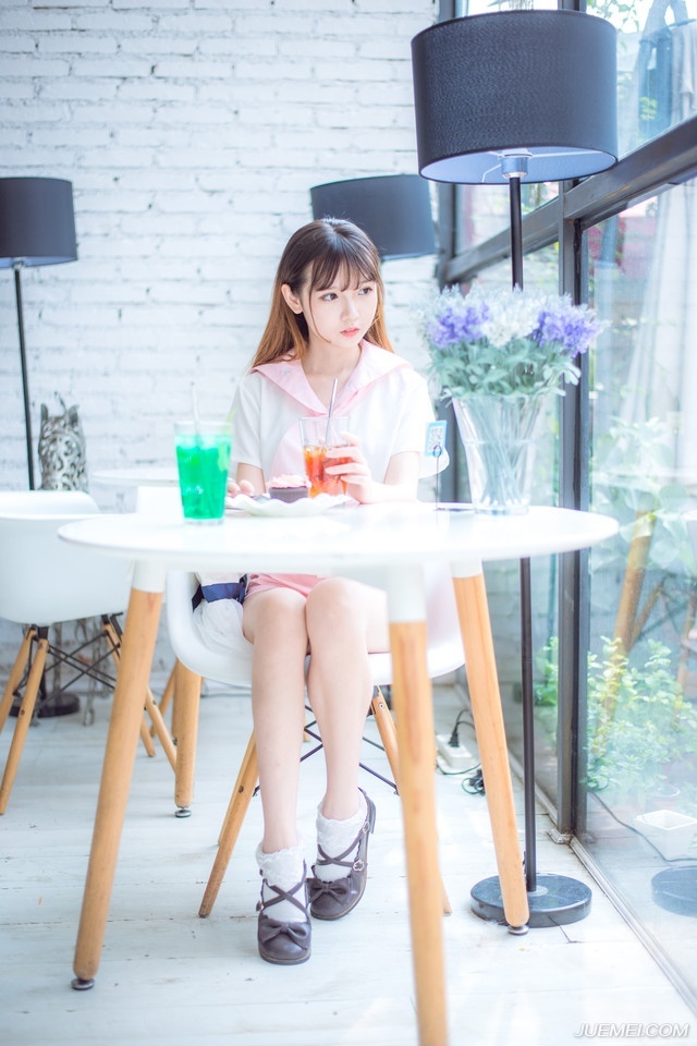 “见过孟达将军。”房间里，哪里有什么刘璋和刘璝夫人的影子，却见一男一女两人见到孟达之后，站起身来，抱了抱拳：“不知事情如何？”